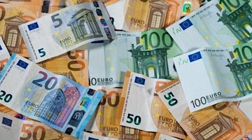 Euro-Geldscheine mit unterschiedlichen Werten. Foto: Jens Büttner/Archivbild