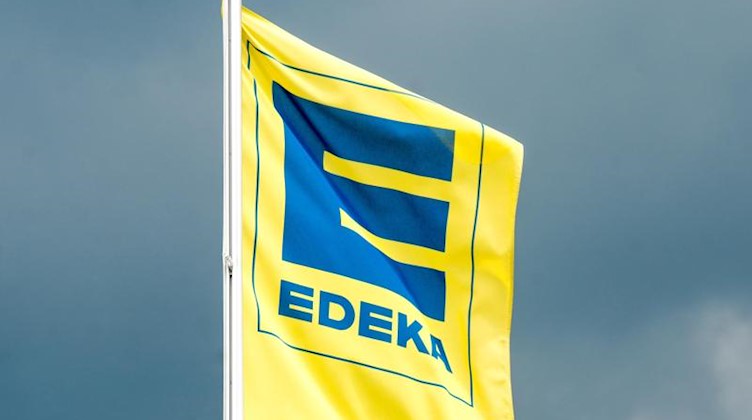 Eine Fahne mit dem Logo von Edeka ist zu sehen. Foto: Armin Weigel/Archiv