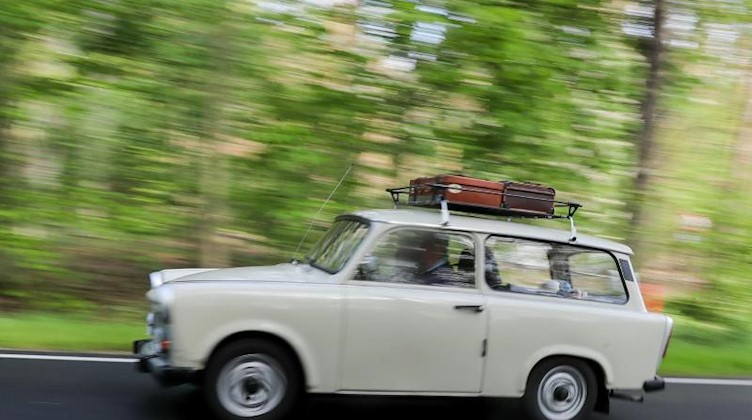 Ein Trabant 601 Deluxe Universal (Kombi) fährt über eine Landstraße bei Dessau. Foto: Jan Woitas/Archivbild