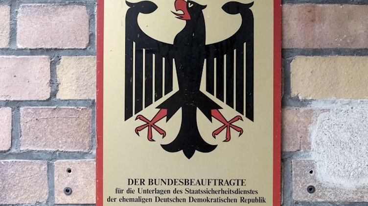 Das Türschild zum Archiv des Bundesbeauftragten für die Unterlagen der Staatssicherheit der ehemaligen DDR. Foto: M. Kappeler/Archivbild