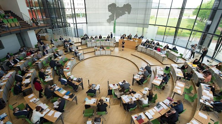 Eine Debatte im Sächsischen Landtag in Dresden. Foto: Sebastian Kahnert/Archivbild