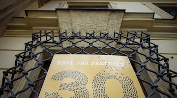 Ein «Fest der Freiheit»-Werbeplakat hängt am Palais Lobkowicz, dem Sitz der Deutschen Botschaft in Prag. Foto: Gregor Fischer/Archivbild