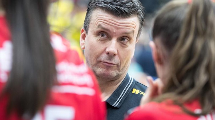 Alexander Waibl, Volleyballtrainer vom Dresdner SC, schaut zu den Spielerinnen. Foto: Jenns Büttner/Archivbild
