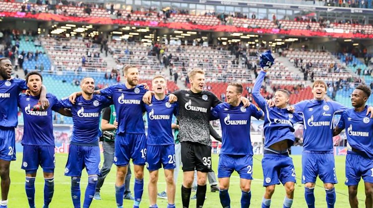 Schalkes Spieler jubeln nach dem 1:3 Sieg gegen Leipzig. Foto: Jan Woitas