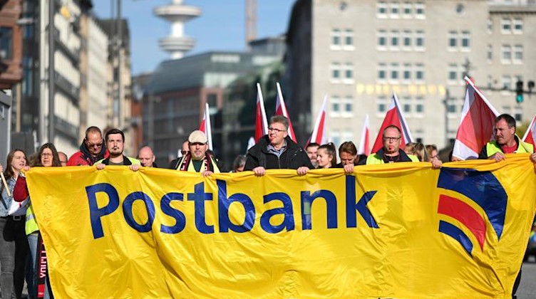 Beschäftigte der Postbank demonstrieren während eines Warnstreikes. Foto: Daniel Reinhardt/Archivbild