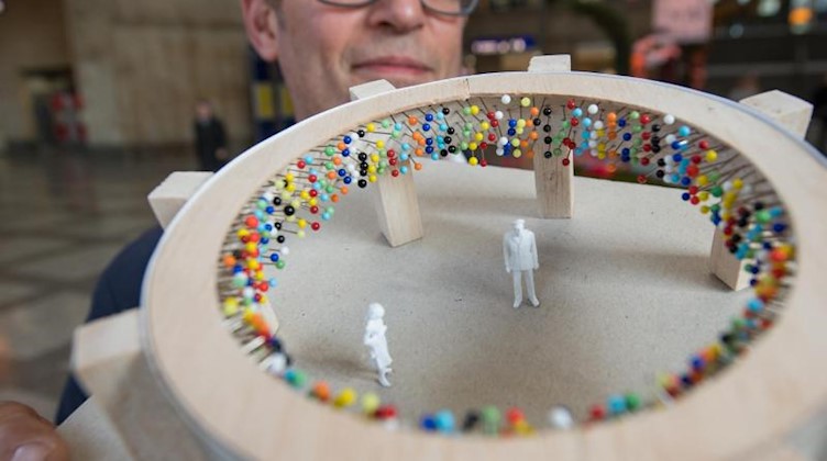 Der Lichtkünstler Philippe Morvan zeigt ein Modell der geplanten Kunstinstallation "Leipzig-Berlin". Foto: Hendrik Schmidt/Archivbild