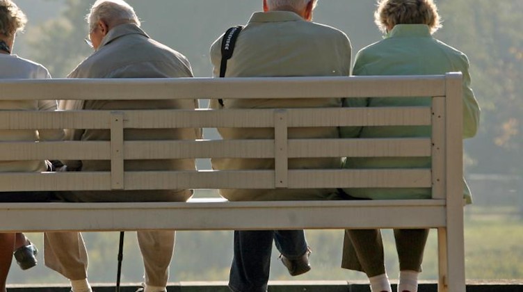 Senioren sitzen auf einer Parkbank. Foto: Ralf Hirschberger/Archivbild