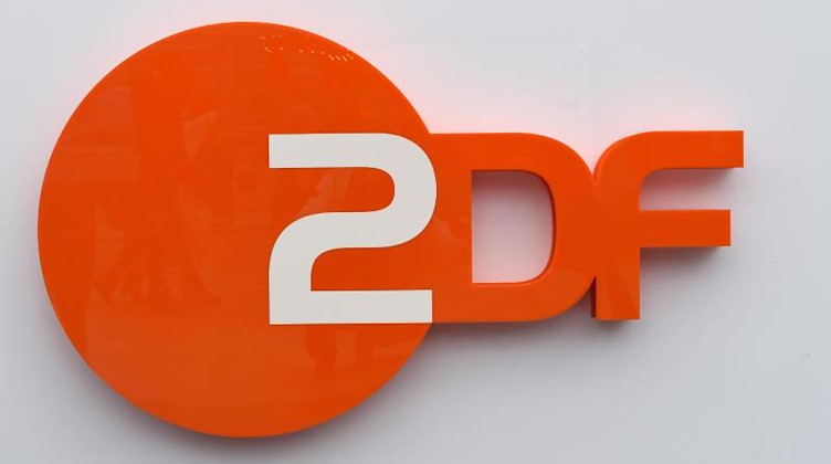 Das Logo des zdf ist in orange und weiß zu sehen. Foto: Jens Kalaene/Archiv