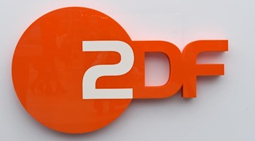 Das Logo des zdf ist in orange und weiß zu sehen. Foto: Jens Kalaene/Archiv