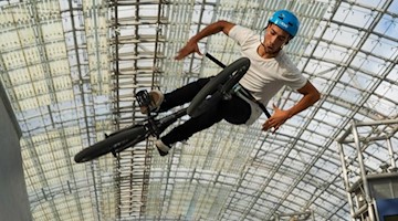 Ein BMX-Fahrer zeigt vor Beginn der 24. Messe «Modell Hobby Spiel 2019» Kunststücke mit seinem Rad. Foto: Peter Endig/zb/dpa