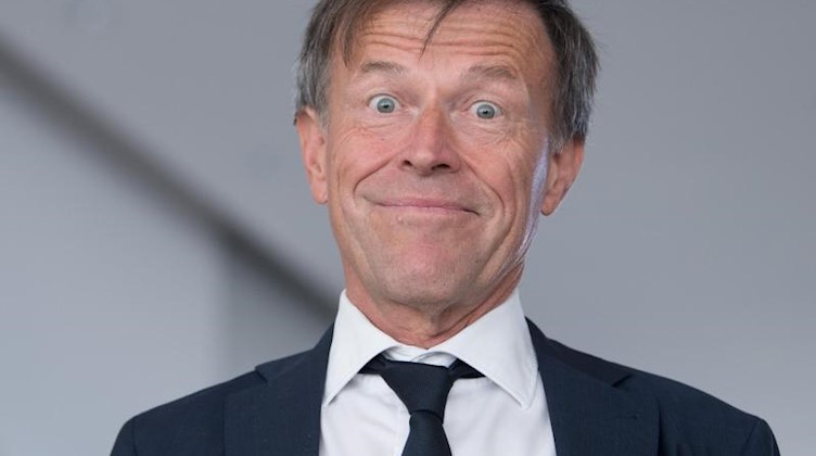 Matthias Rößler (CDU), Landtagspräsident, blickt erfreut in die Kamera. . Foto: Sebastian Kahnert/dpa-Zentralbild/dpa