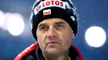 Stefan Horngacher, damaliger Trainer der polnischen Skispringer, steht im Schanzenauslauf. Foto: Hendrik Schmidt/zb/dpa