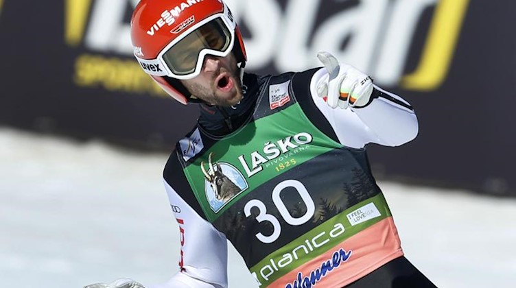 Markus Eisenbichler aus Deutschland reagiert nach seinem Lauf. Foto: Darko Bandic/AP/dpa
