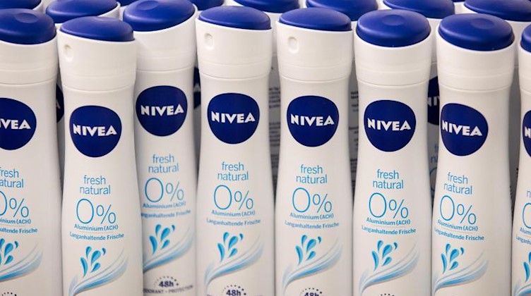 Dosen mit einem Deodorant von Nivea sind im Werk der Beiersdorf AG zu sehen. Foto: Christian Charisius/dpa