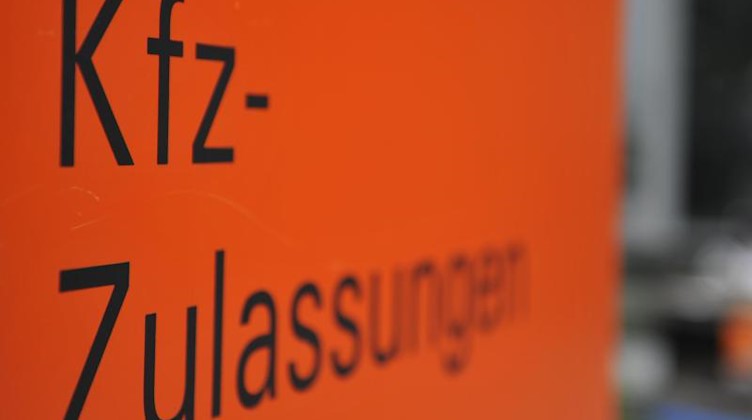 Ein Schild mit der Aufschrift «KFZ-Zulassungen». Foto: Marc Müller/dpa