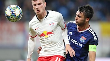 Leipzigs Timo Werner und Lyons Leo Dubois (l-r.) im Zweikampf um den Ball. Foto: Jan Woitas/dpa-Zentralbild/dpa