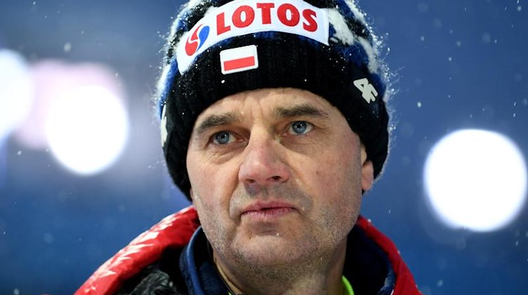Stefan Horngacher, damaliger Trainer der polnischen Skispringer, steht im Schanzenauslauf. Foto: Hendrik Schmidt/zb/dpa