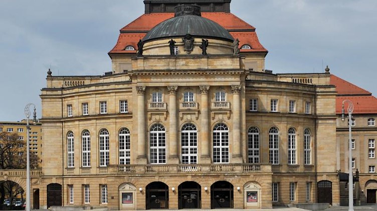 Blick auf das Opernhaus am Chemnitzer Theaterplatz. Foto: Hendrik Schmidt/dpa-Zentralbild/dpa