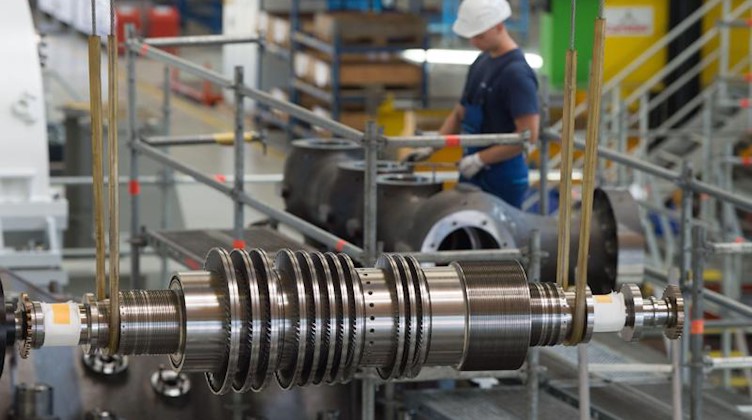 Ein Arbeiter steht in einer Montagehalle des Siemens-Turbinenwerks. Foto: Sebastian Kahnert/zb/dpa