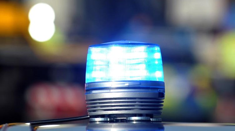 Das Blaulicht eines Streifenwagens der Polizei leuchtet. Foto: Stefan Puchner/dpa