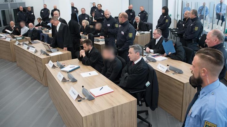 Die Angeklagten im Prozess gegen "Revolution Chemnitz" sitzen im Prozessgebäude des Oberlandesgerichts Dresden. Foto: Sebastian Kahnert/dpa-Zentralbild/dpa