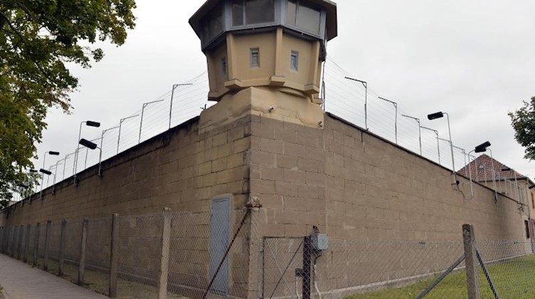 Der Wachturm auf der Außenmauer der Stasigefängnis-Gedenkstätte Berlin-Hohenschönhausen. Foto: Maurizio Gambarini/dpa