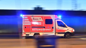 Ein Rettungswagen ist mit eingeschaltetem Blauchlicht im Einsatz. Foto: Boris Roessler/dpa