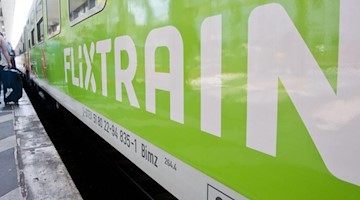 Ein FlixTrain hält auf der neuen Verbindung Berlin - Köln im Hauptbahnhof Hannover. Foto: Julian Stratenschulte/dpa