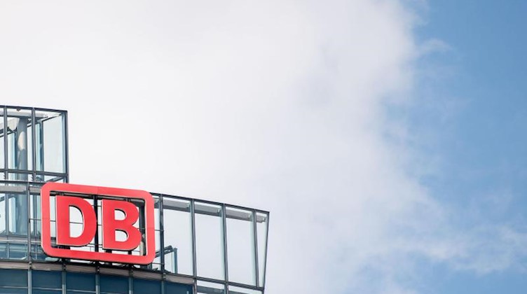 Das Logo der Deutschen Bahn ist an der Fassade der Zentrale der Deutschen Bahn am Potsdamer Platz angebracht. Foto: Lisa Ducret/dpa