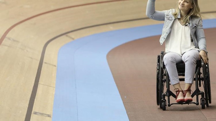 Die querschnittsgelähmte Radsport-Olympiasiegerin Kristina Vogel kommt zum Bahnrad-Weltcup. Foto: Jörg Carstensen/dpa