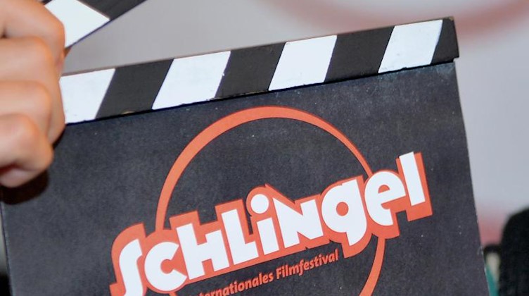 Eine Filmklappe mit der Aufschrift «Schlingel». Foto: Hendrik Schmidt/zb/dpa
