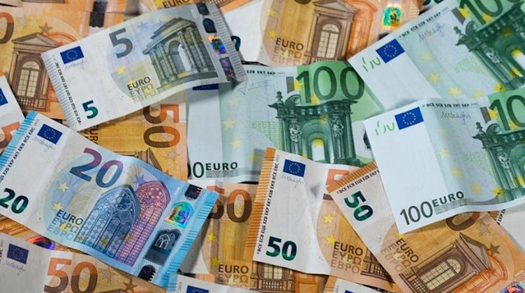 Verschiedene Geldscheine liegen auf einem Haufen. Foto: Jens Büttner/zb/dpa