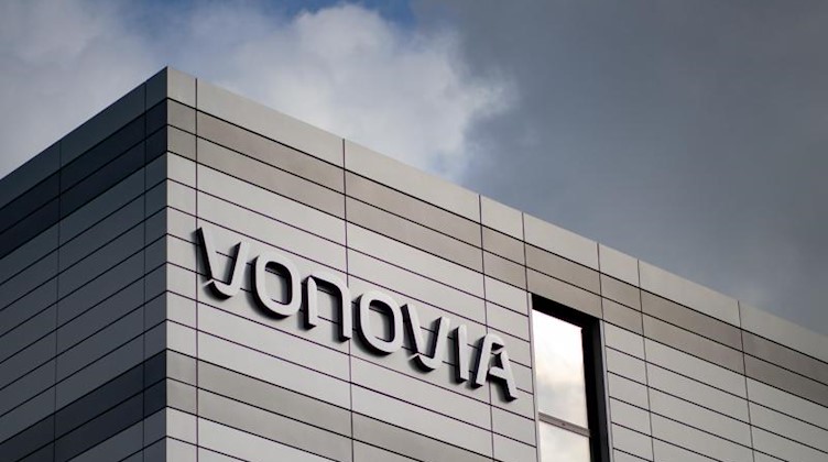 Der Schriftzug "Vonovia" steht an einem Gebäude. Foto: Marcel Kusch/dpa