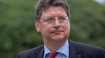 Reinhard Meyer (SPD) befindet sich in Nähe einer Grünanlage. Foto: Jens Büttner/zb/dpa