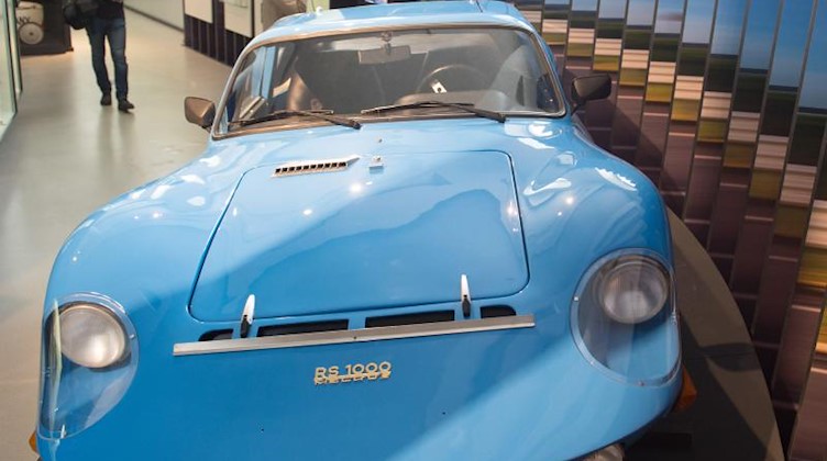 Ein Melkus RS 1000 steht im Verkehrsmuseum Dresden anläßlich einer Ausstellung. Die Deutschen und ihre Autos". F. Foto: Sebastian Kahnert/dpa