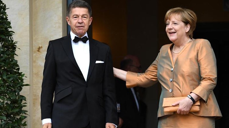 Bundeskanzlerin Angela Merkel (CDU) und ihr Ehemann Joachim Sauer. . Foto: Tobias Hase/dpa