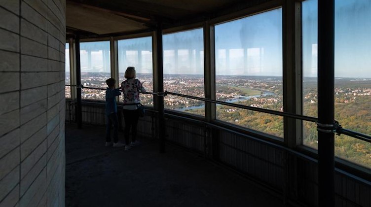 Besucher schauen aus dem ehemaligen Restaurant auf dem Dresdner Fernsehturm. Foto: Robert Michael/dpa-Zentralbild/dpa