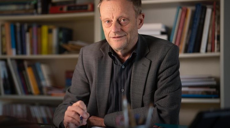 Prof. Dr. Gilbert Lupfer, Leiter des Forschungsprojekts «Daphne» der Staatlichen Kunstsammlungen Dresden. . Foto: Ronald Bonss/dpa-Zentralbild/dpa