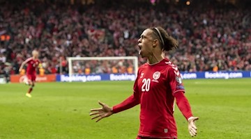 Yussuf Poulsen freut sich über das erste Tor für seine Mannschaft. . Foto: Georgios Kefalas/KEYSTONE/dpa