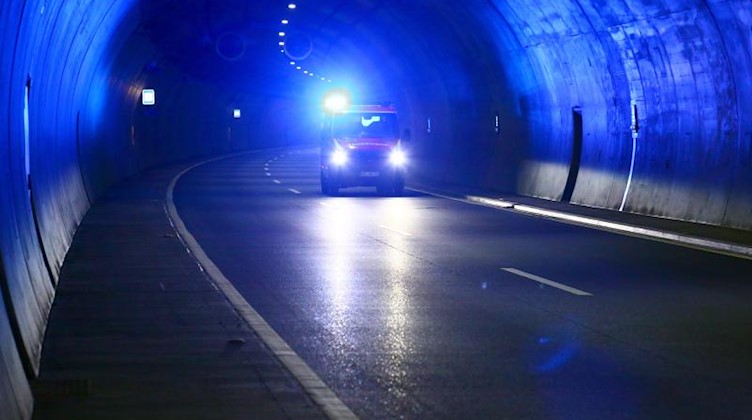 Ein Rettungswagen mit Blaulicht fährt durch einen Tunnel. Foto: Bodo Schackow/zb/dpa