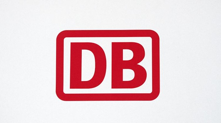Das Logo der Deutschen Bahn. Foto: Ralf Hirschberger/dpa