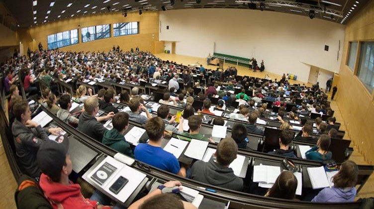 Studierende sitzen in einem Hörsaal der Technischen Universität (TU) Dresden in Sachsen. Foto: Arno Burgi/dpa-Zentralbild/dpa/Archivbild