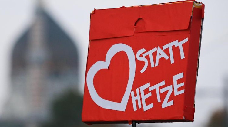 Ein Plakat mit dem Aufdruck "Herz statt Hetze". Foto: Jan Woitas/dpa-Zentralbild/dpa