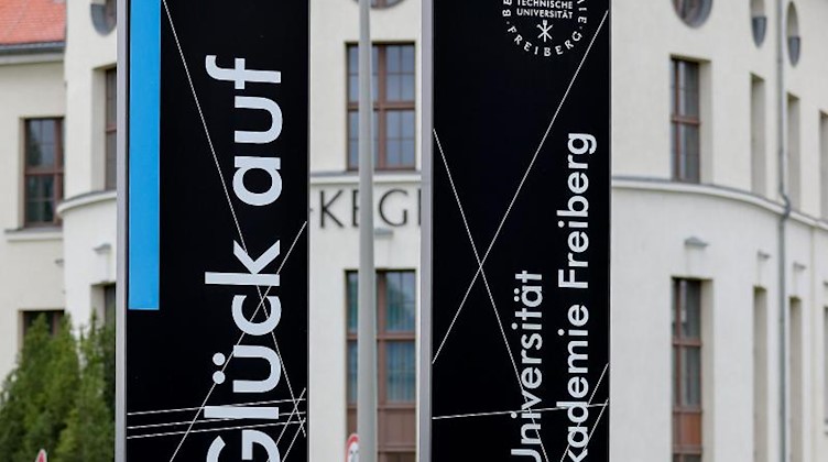 "Glück auf" steht auf einem Schild der Technischen Universität Bergakademie Freiberg. Foto: Jan Woitas/dpa-Zentralbild/Archivbild