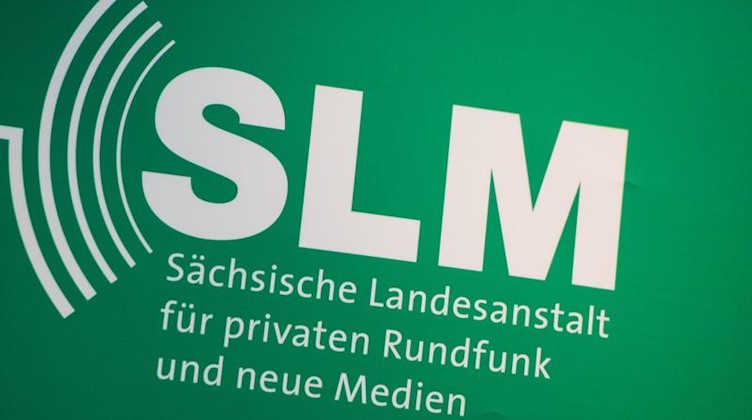 Das Logo der Sächsischen Landesanstalt für privaten Rundfunk und neue Medien (SLM). Foto: Lukas Schulze/dpa-Zentralbild/dpa/Archivbild