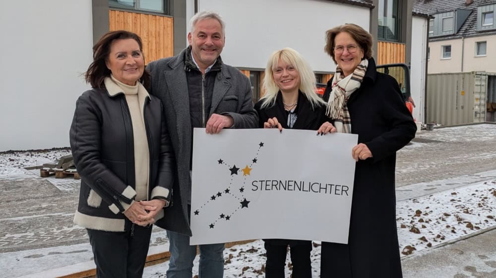 3.000 Euro für Sternenlichter (v.l.): Anne Barz (Inner Wheel Club Göttingen), Christoph Huber (Stille Hunde), Maren Iben (Sternenlichter), Roberta Böcker (Präsidentin Inner Wheel Club Göttingen). Foto: DRK