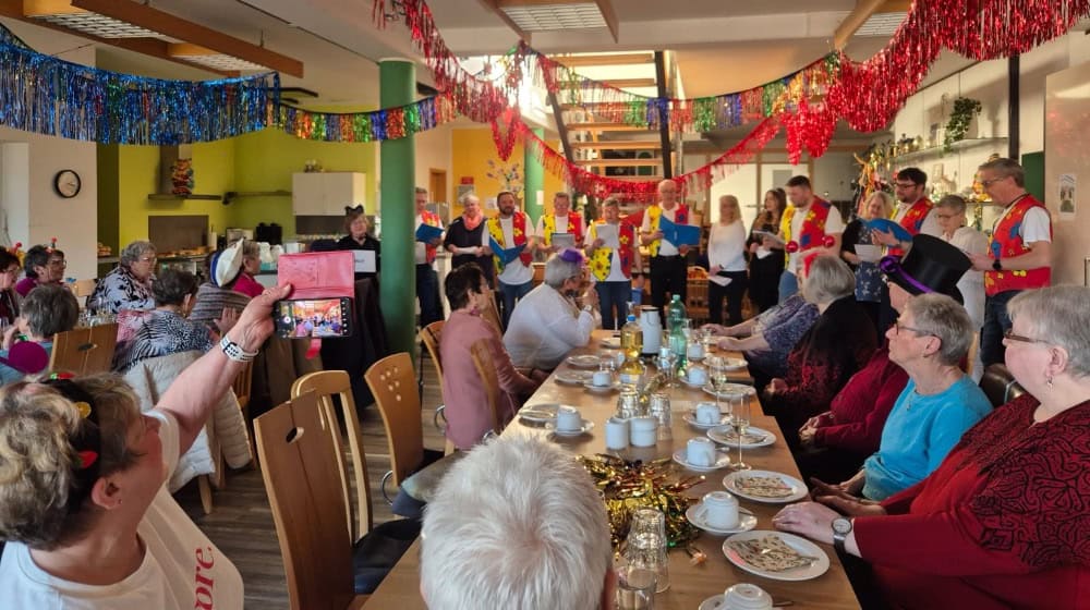 Viele Sontraerinnen und Sontraer waren zum gemeinsamen Karnevalfeiern in die Bürgerhilfe gekommen. Foto: Stadt Sontra