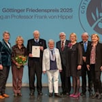 (v. l.) Katja Keul, Staatsministerin im Auswärtigen Amt, Petra Broistedt, Oberbürgermeisterin Stadt Göttingen, Patricia von Hippel, Ehefrau des Preisträgers, Prof. Frank von Hippel, Preisträger, Dagmar Freudenberg, Stiftungsvorsitzende, Prof. Michael Brzoska, Jury-Vorsitzender, Carmen Barann, Kuratoriumsmitglied, Prof. Götz Neuneck, Kuratoriumsvorsitzender und Martina Fischer Jury-Mitglied. Fotos: Stiftung Dr. Roland Röhl | Peter Heller