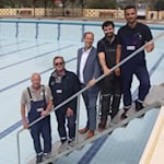 Vor dem sich langsam mit Wasser füllenden Schwimmerbecken freuen sich (v.li.) Jörg Driever, Frank Michel, VHM-Geschäftsführer Marc Pfütz, Oliver Dietze und Armin Nasirizad auf die bevorstehende Saison. Foto Stadt Hann. Münden