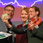 Felix Römer (li., Künstl. Leiter für die Bewerbungsphase Aller.Land für den WMK, zusammen mit Anna Barth (re., Projektmitarbeiterin “Eine gute Stunde für den WMK“ bei der Preisübergabe durch Bundesseniorenministerin Lisa Paus).  Foto: Pressestelle Werra-Meissner-Kreis